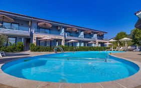 Theros Villas & Suites